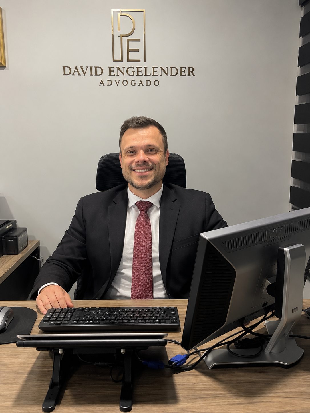 Dr. David Engelender em sua sala no escritório