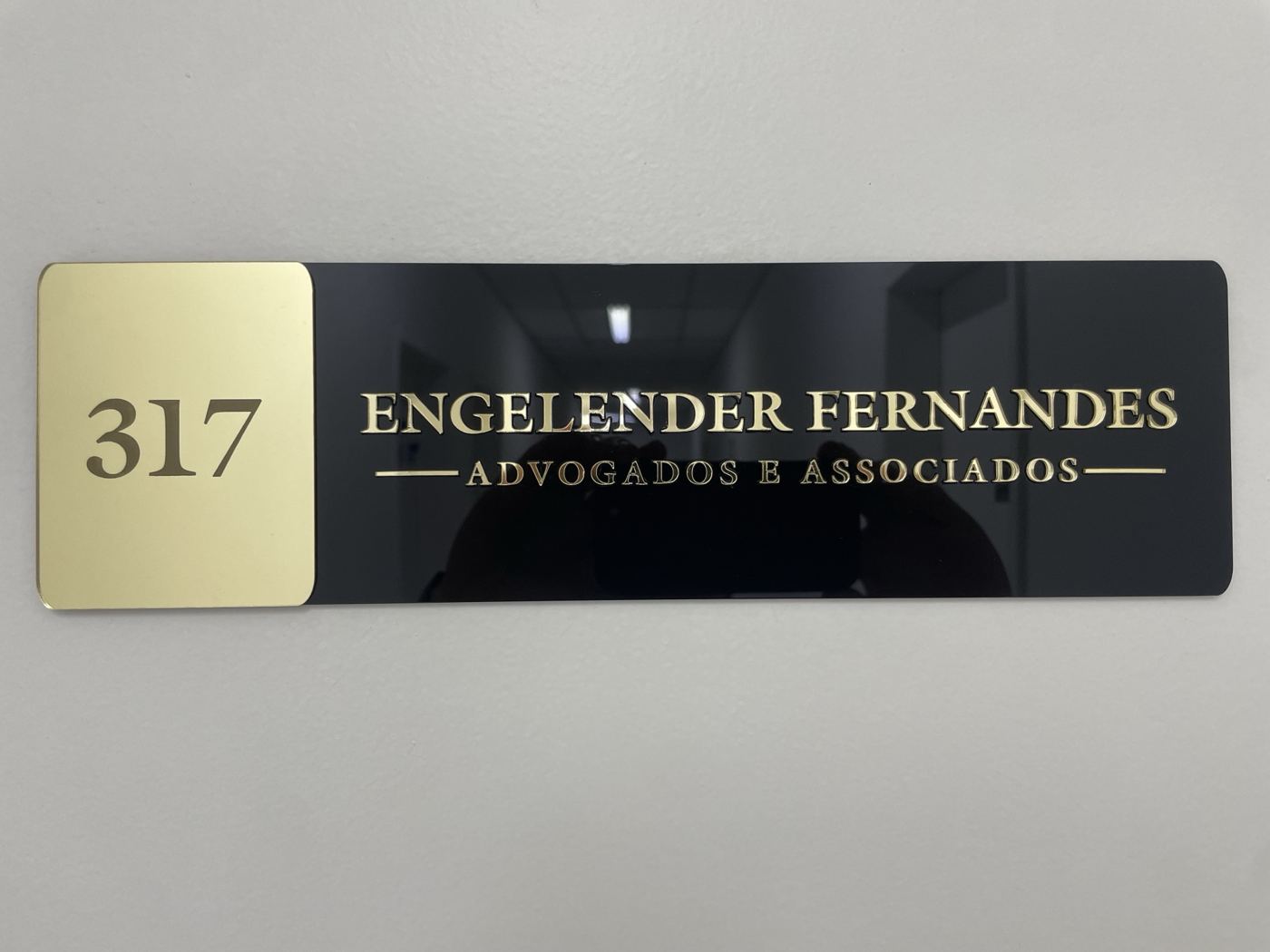 Placa da sala 317 com o nome Engelender Fernandes Advogados e Associados