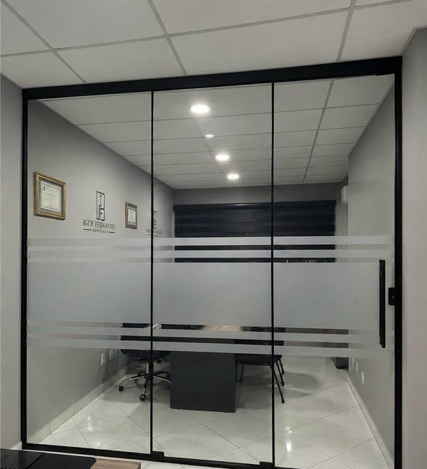 Sala de atendimento com portas de vidro e película de privacidade